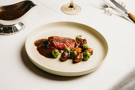 Ribeye met gnocchi, spruiten en truffeljus