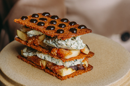 Peperkoektoastjes met blauwschimmelkaas, vijgen &#38; appelstroop