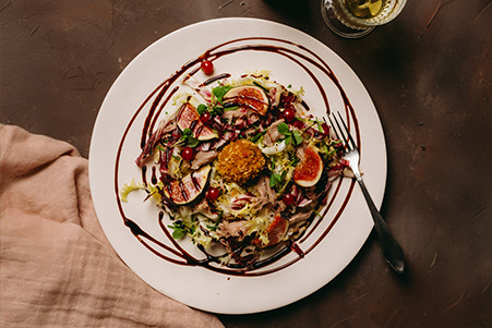 Salade met eend, een pekingeend bitterbal en balsamico glaze