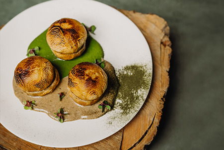 Gevulde champignons met paddenstoelensaus en boerenkoolsaus