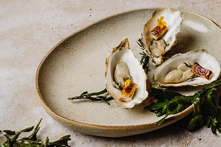 Oesters met kippendij, hoisin en dashi marinade