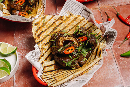 Gestoofde runderschenkel met naanbrood